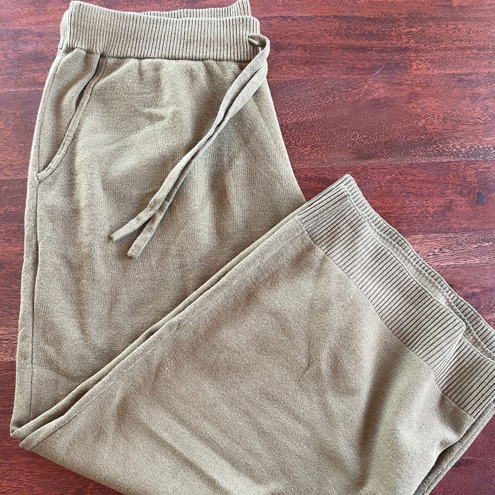Banana Republic knitted capri pants